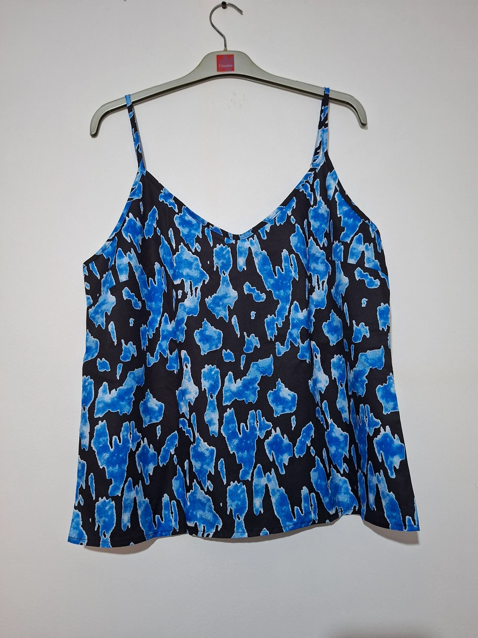 Camisa azul y negra